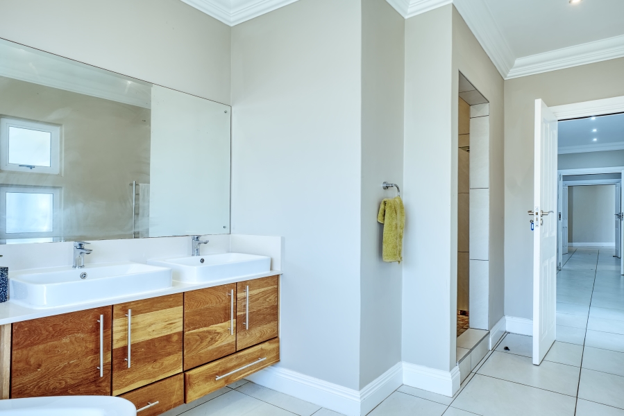 5 Bedroom Property for Sale in Blue Horizon Bay Eastern Cape